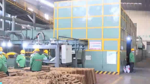 央視(shì)二套财經頻(pín)道(dào)《經濟信息聯播》報(bào)道(dào)：春風(fēng)暖氣片海(hǎi)外(wài)訂單爆滿 采暖設備出口企業(yè)提前訂船(chuán)。